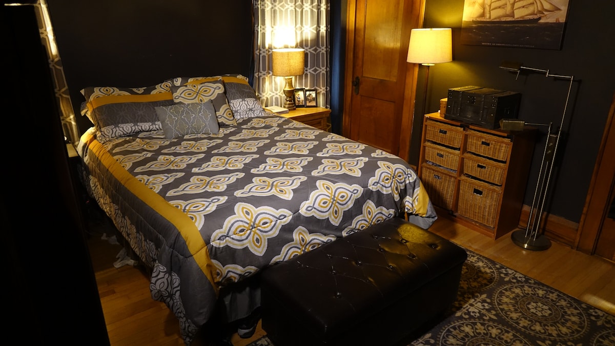 HOOFDSLAAPKAMER - 120INCH DLP-PROJECTOR, APPLE TV, BLU-RAY, XBOX 360  