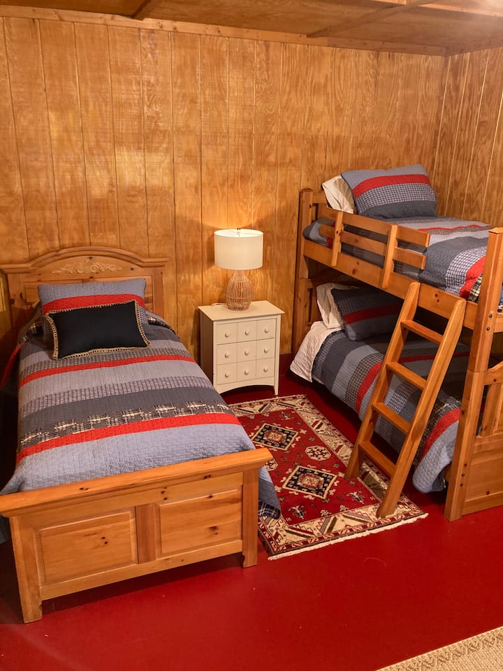 Chambre avec lits superposés entièrement isolée située au garage 1, à seulement quelques pas de la cabine principale.