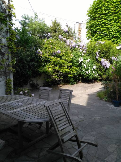 La terrasse pour les déjeuners et diners ensoleillés et estivaux