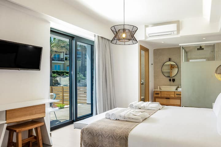 Zemin katta zahmetsiz ve zarif bir şekilde döşenmiş çift kişilik yatak odası, keyifli bir gece uykusu vaat ediyor!