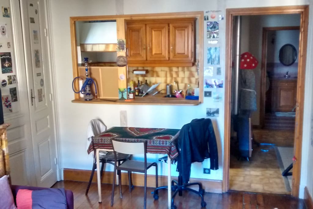 Une table pour manger à plusieurs (attention il faut être ingénieur pour mettre l'extension !) et un bar qui fat communiquer la cuisine et le salon.