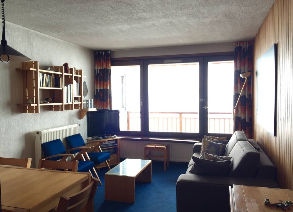 Le séjour avec le balcon et la vue sur la montagne et les pistes