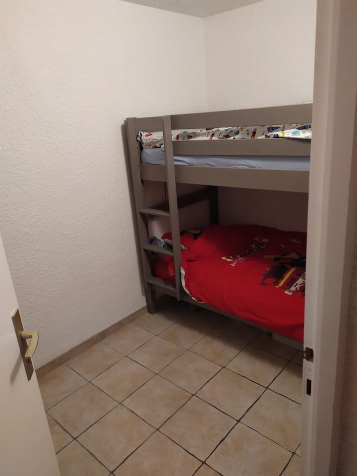 Soveværelse 1 (køjeseng) med opbevaringshylder