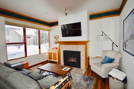 Cozy condo steps from Mountain House lifts!