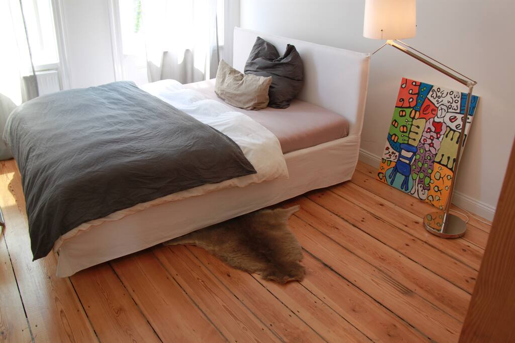 Schlafzimmer mit Doppelbett und kleinem TV