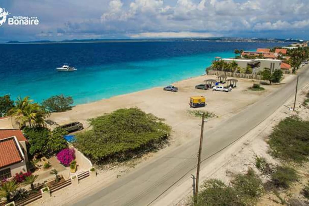 Het Bachelors Beach om de hoek