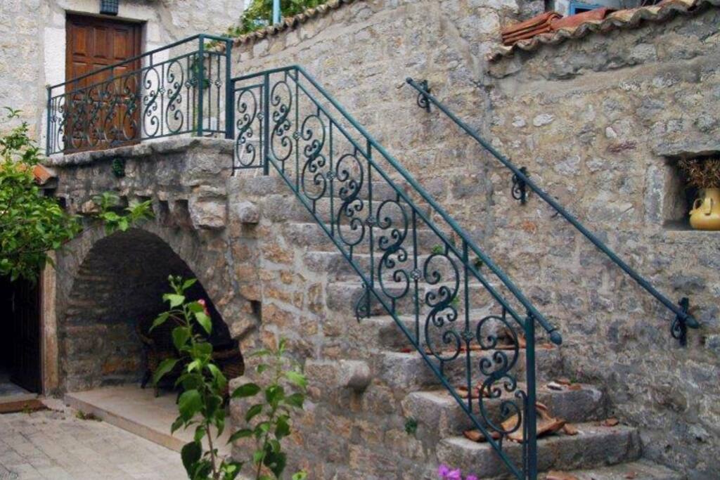 лестница на 1 этаж The staircase to the first floor.