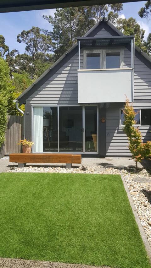 The Loft Guesthouse with leafy, private courtyard