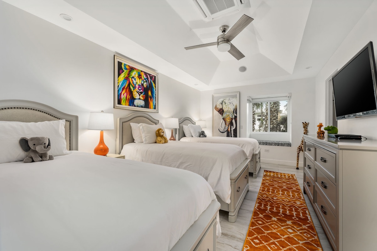 带三张单人床和Jack-n-Jill浴缸的野生动物园 