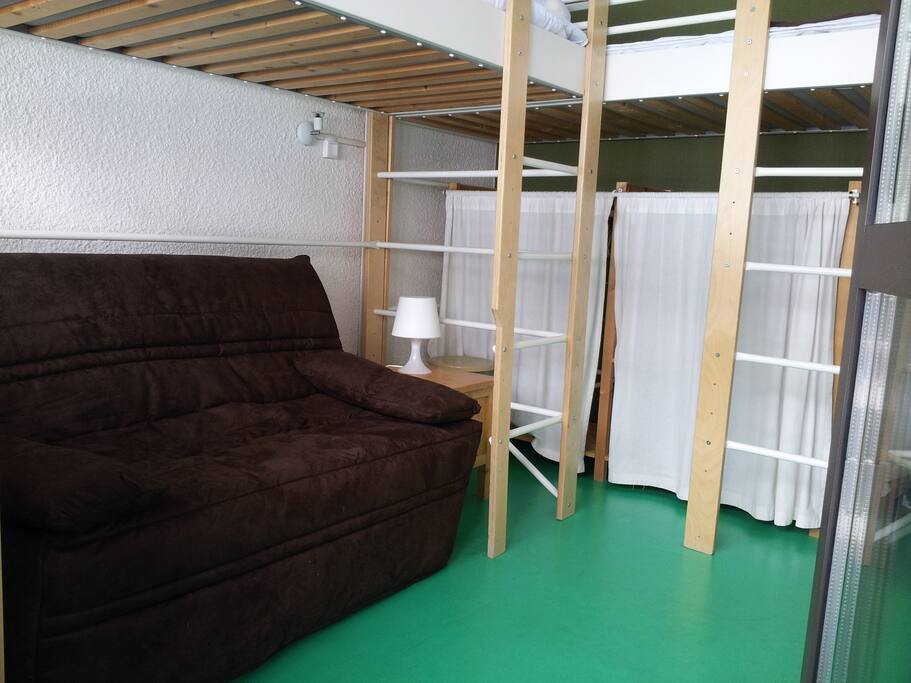 le salon chambre avec aperçu des 2 lit mezzanine en couchage 90