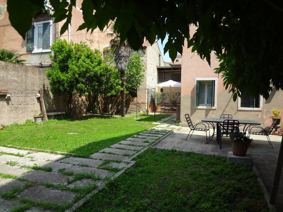 A larger view of the garden, with the outside table for brunch and romantic dinners in your exclusive garden.