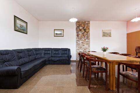 Popular Airbnb listing: Entire house with swimming pool & tennis court in Grad Drniš