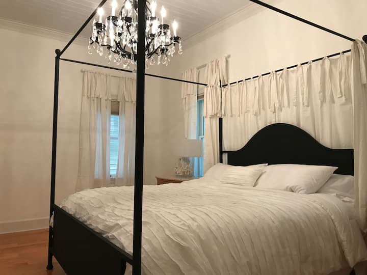 Kamar tidur utama di lantai bawah 