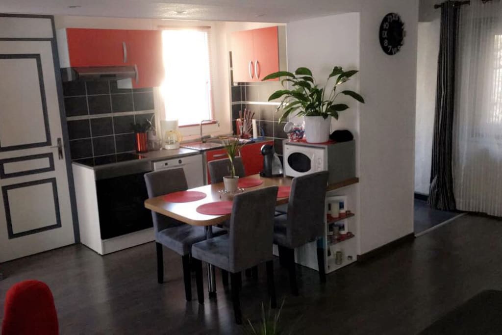 Cuisine ouverte sur salon (le tout d'environ 27m2). Avec Four, plaque à induction, micro-ondes, bouilloire, cafetière, cafetière Dolce Gusto, grille-pain, réfrigérateur, service à fondue, service à raclette.