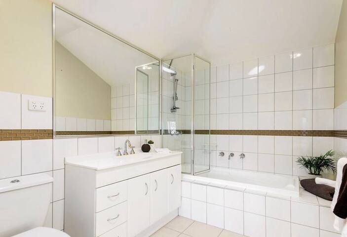 Central Ascot Vale treasure close to CBD & Airport gallery image 4