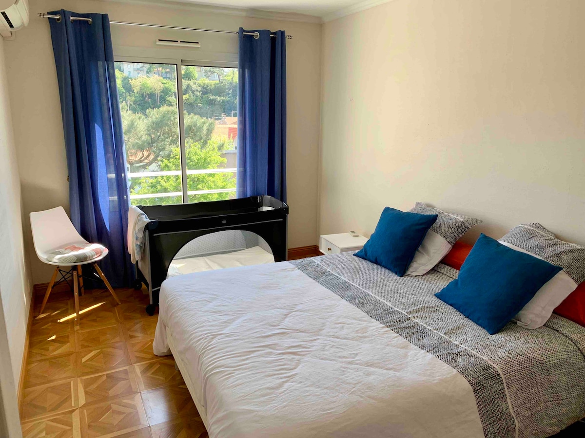 Chumba cha kulala namba 2 kilicho na kitanda aina ya king, na kitanda kipya cha mwavuli, kiyoyozi na vigae