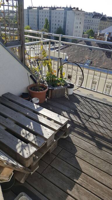 Terrasse mit Paletten-Bank zum Entspannen