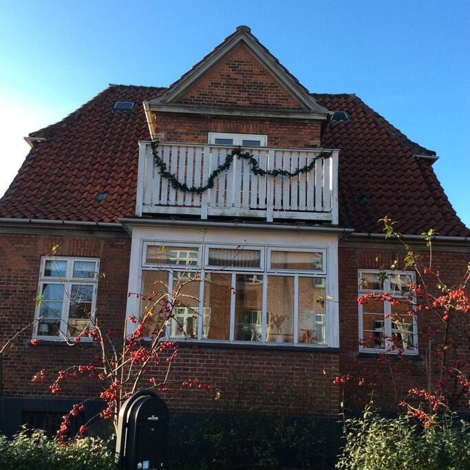 Huset udefra. Det ligger på en rolig villavej med egen parkeringsplads