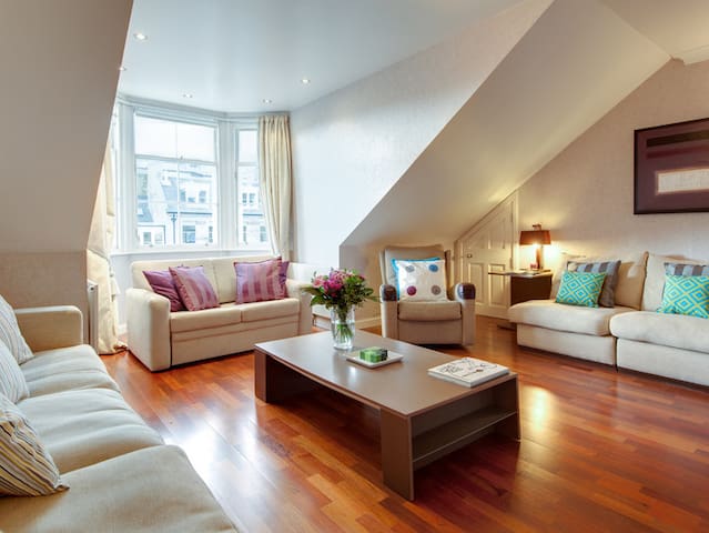 Magnificent Apartment with Edinburgh Castle Views