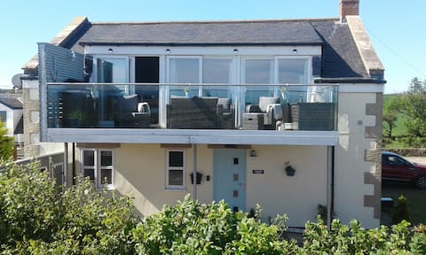 Luxury Scottish  Cottage with Stunning  Sea View