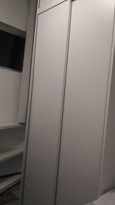 Com guarda roupa de duas portas.