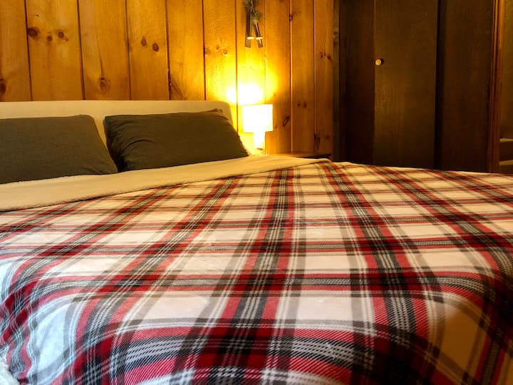 ห้องนอน 2 มีเตียงคิงไซส์ที่สะดวกสบายพร้อมพัดลมเพดานแผงไม้ติดผนังหน้าต่างและโต๊ะกลางคืนในตัว มีห้องน้ำเต็มรูปแบบ 2 ห้องภายในระยะ 6 ฟุตตรงข้ามห้องโถง ตั้งอยู่บนชั้นหลัก 