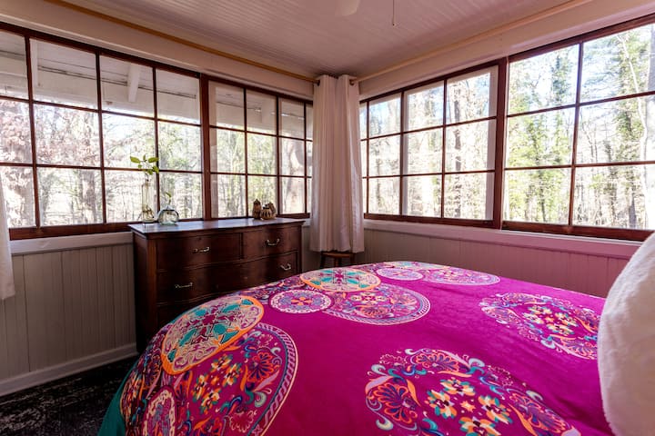 Florida room with queen bed              Photo Verified by Airbnb