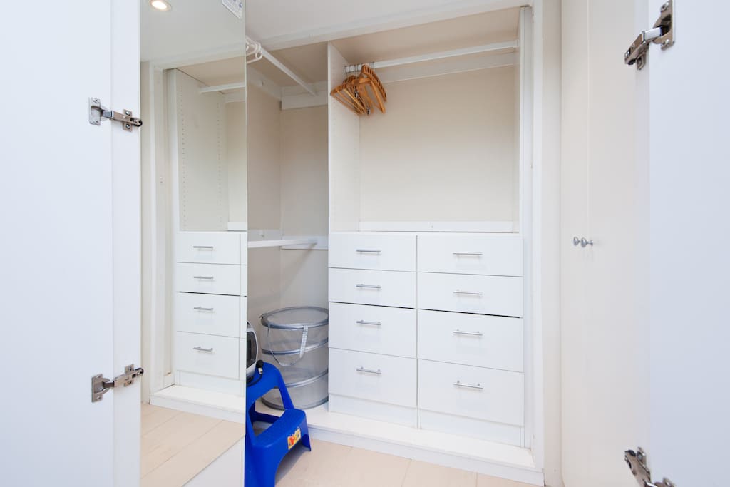 Walk in Robe with plenty of hanging space - especially for long dresses