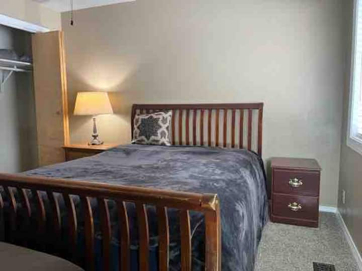 غرفة النوم البنية

على الرغم من حجمها الأكبر ، تدعوك هذه الغرفة المريحة إلى التعانق تحت الأغطية الناعمة وربما الحصول على قيلولة.

تحتوي جميع غرف النوم على خزانات كبيرة لتوفير مساحة تخزين كبيرة.