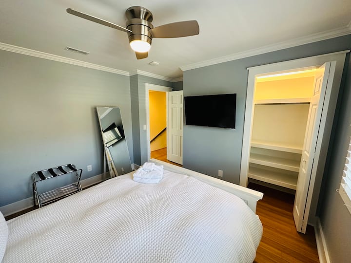 第二间卧室配备智能电视、内置衣橱、全身镜和行李架