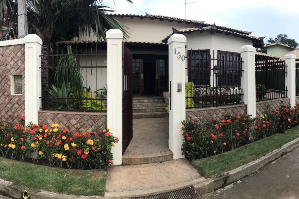 Panorâmica da frente da casa