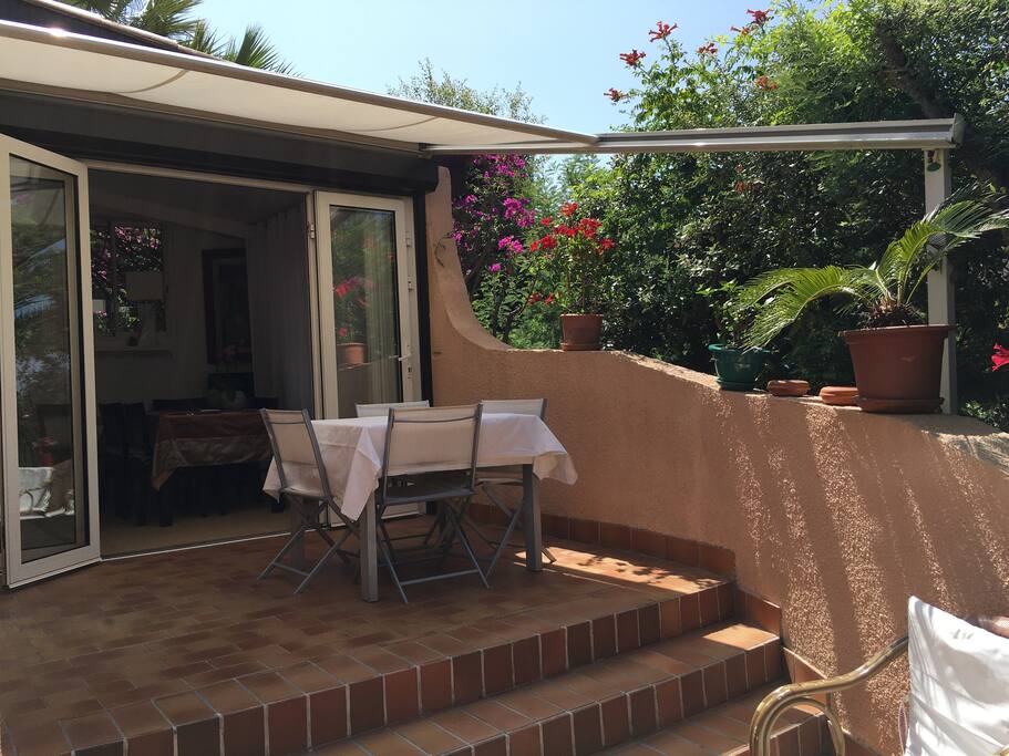 Terrasse qui peut être ombragée par des stores électriques