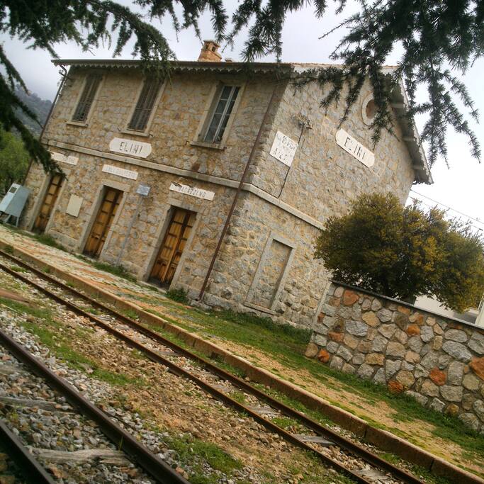 La vecchia stazione ferroviaria sita proprio davanti alla struttura.
