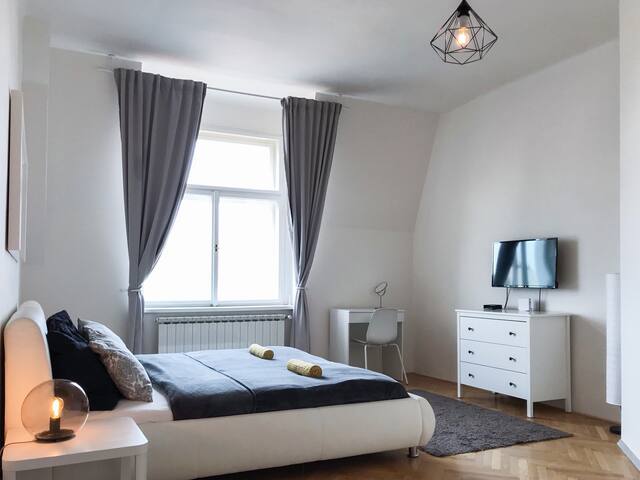 PRIVATE ROOM IN AMAZING LOCATION! [C]