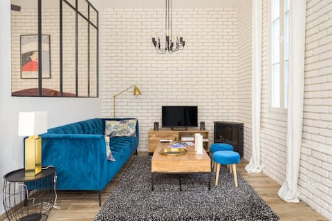 Popular Airbnb listing: Romantic loft and Jaccuzi in the Champs Elysées in Paris 8e Arrondissement