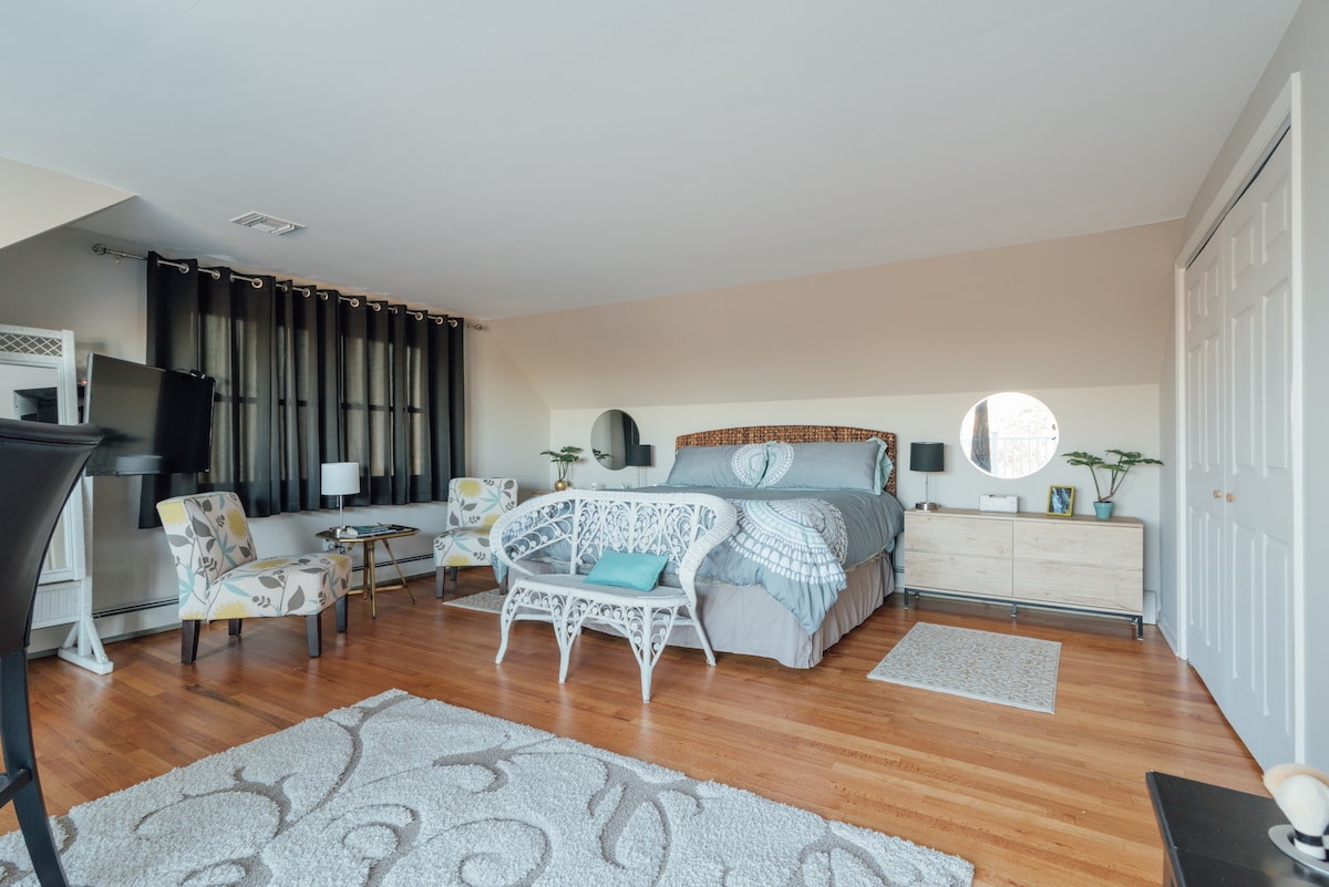 ห้องนอนใหญ่กว้างขวางพร้อมบาร์กาแฟ/ไวน์และสมาร์ททีวี 4K HD ขนาด 48 "