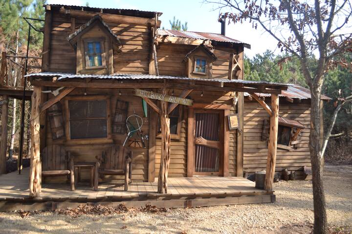Hillbilly Hilt N Near The Dells Sleeps 7 Fun Tiny Houses For