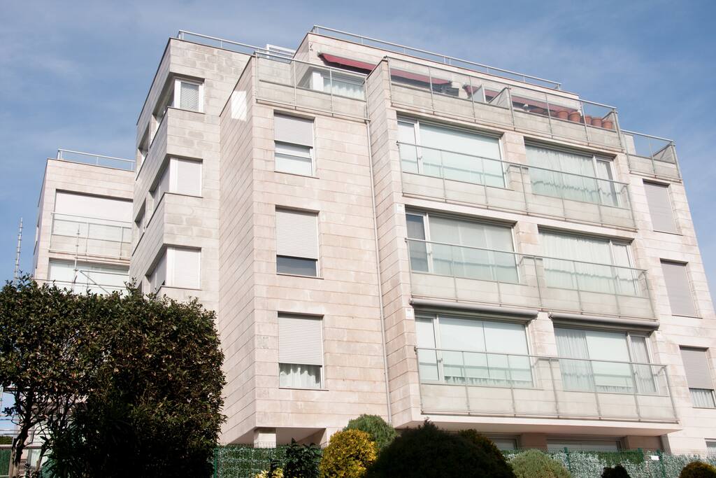 Vista exterior del edificio, que dispone de piscina privada, con solárium. Plaza de garaje para un coche incluida con acceso directo al ascensor.