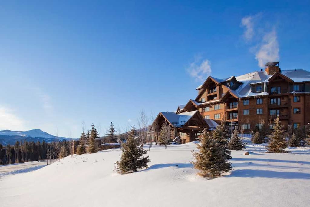 Located minutes away from the lively town below, Grand Lodge also includes a complimentary shuttle that can drop off and pick up at many stops across Breckenridge.