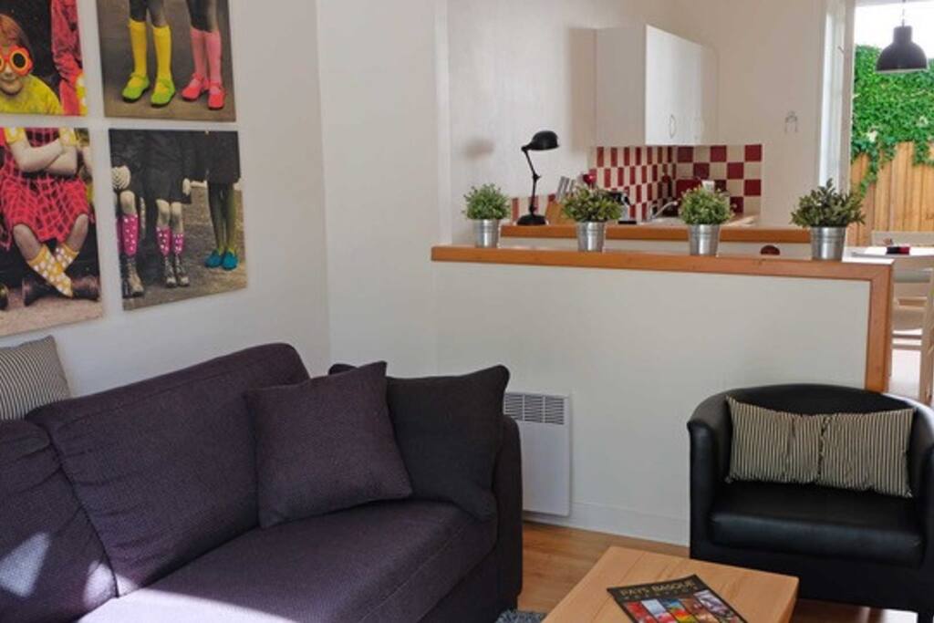 Comfortable living room with TV, cable and couch