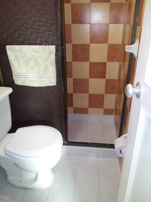 Lo mejor de esta foto es que el baño esta frente a la habitacion.