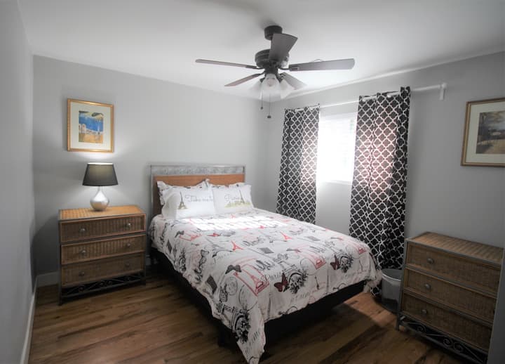 Este acogedor y confortable dormitorio con cama tamaño queen se encuentra justo al lado del baño completo del primer piso, tiene un armario grande y una bonita vista del patio trasero. 