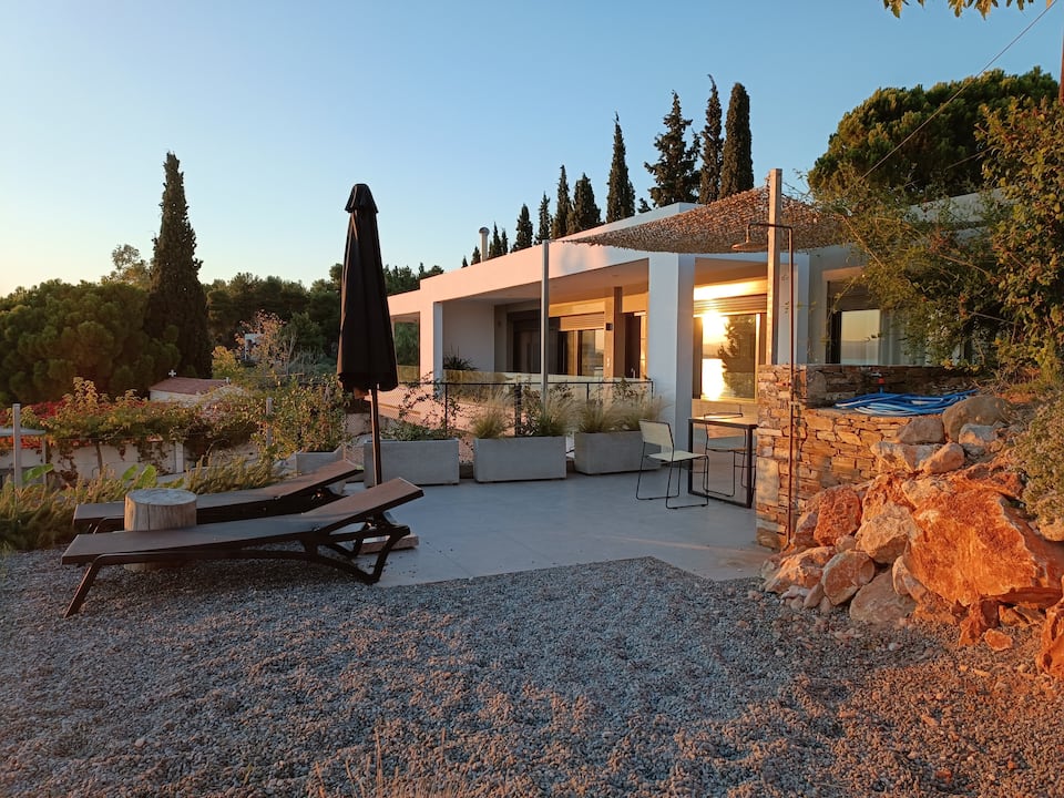 A seafront villa with a pebble cove, an hour from Athens, Vasiliko, Greece, photo 4 of 10