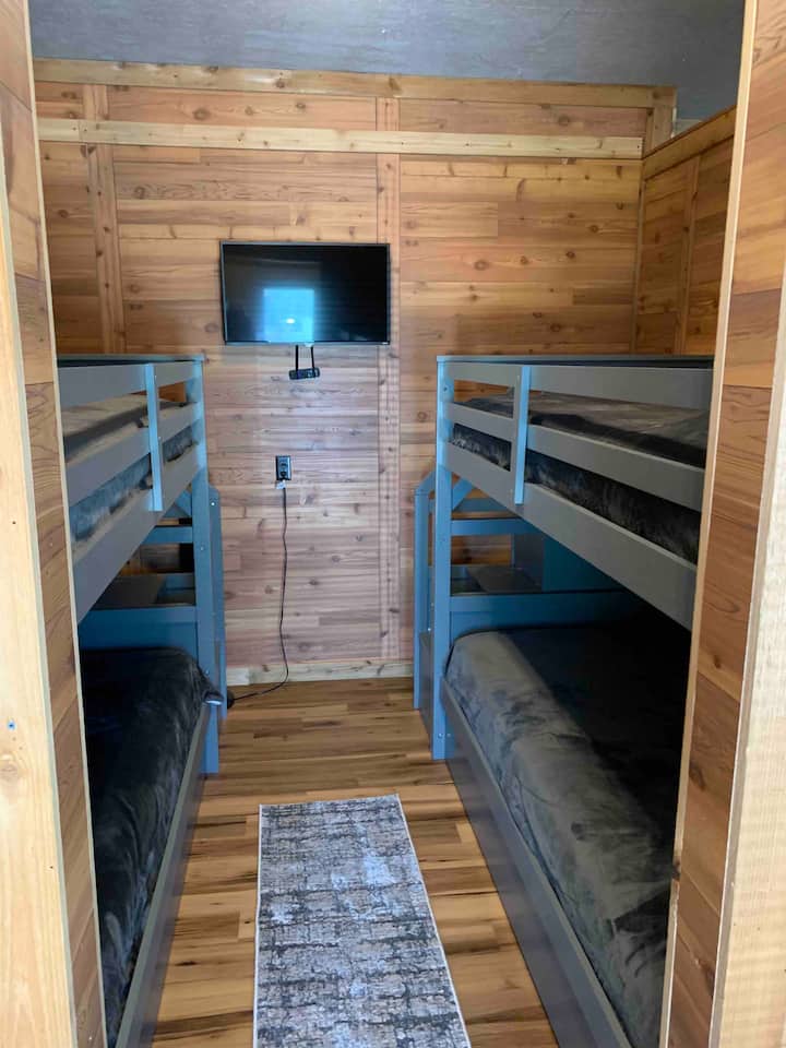 上下铺床房。双层床铺是成人双层床，配有舒适的宜家枕头和床垫。  顶层双层床的重量限制为250磅