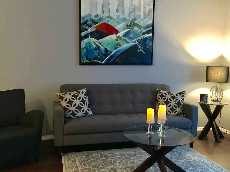 Comfortable living room, plenty of seating