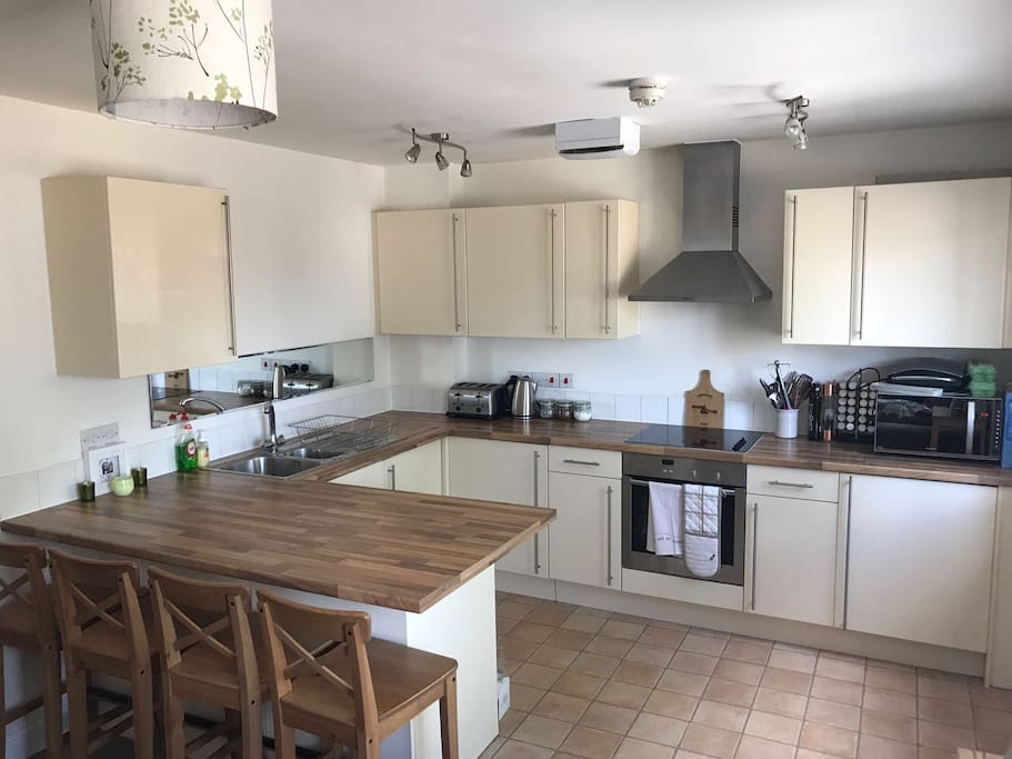 Kitchen with breakfast bar