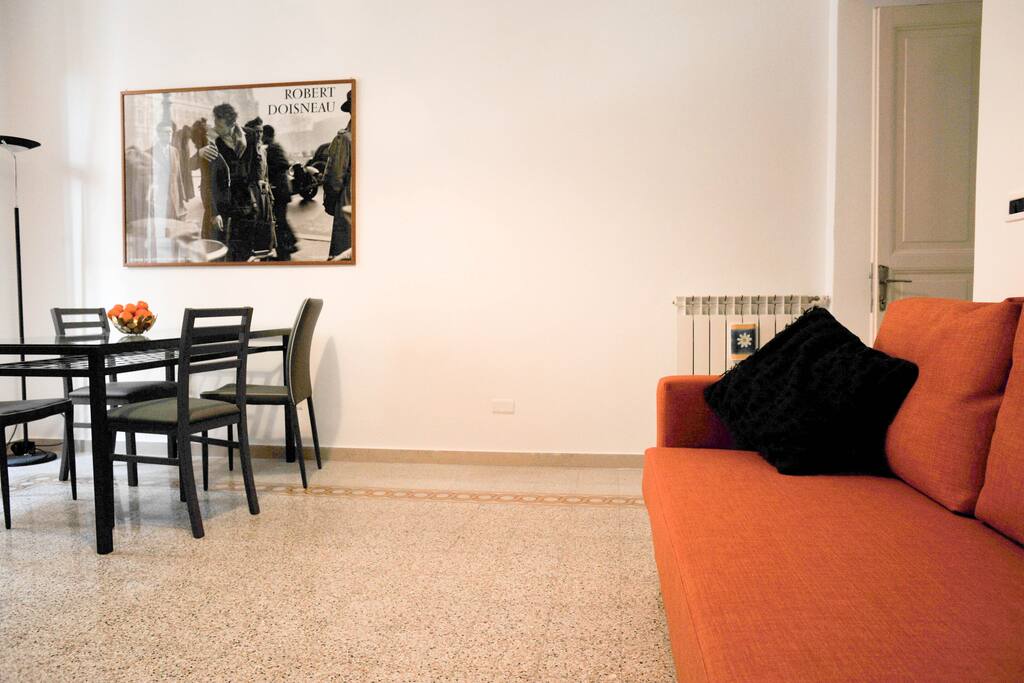 Ampio salotto... e con divano letto