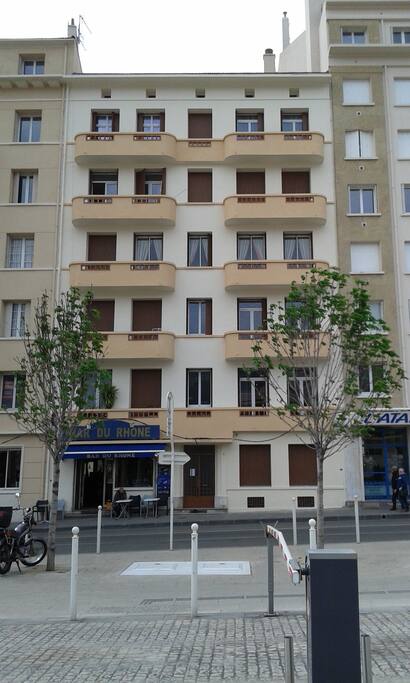 La belle façade de 1957 enfin ravalée et révélée !