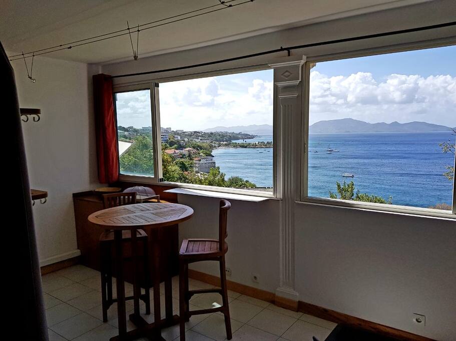 La table haute et sa vue mer