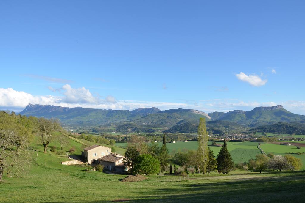 Vue plongeante sur la maison
View overlooking the house